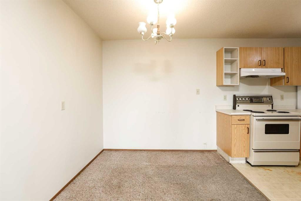 220-85 Foxbend Crescent North, Lethbridge, AB - Indoor Photo Showing Kitchen