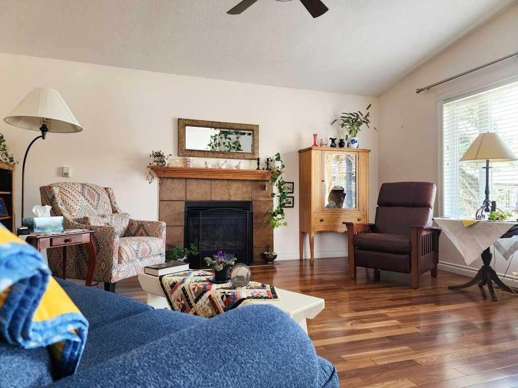 16 Mountview Place, Granum, AB - Indoor Photo Showing Living Room With Fireplace
