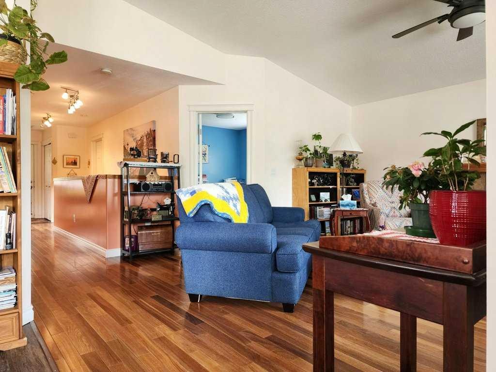 16 Mountview Place, Granum, AB - Indoor Photo Showing Living Room
