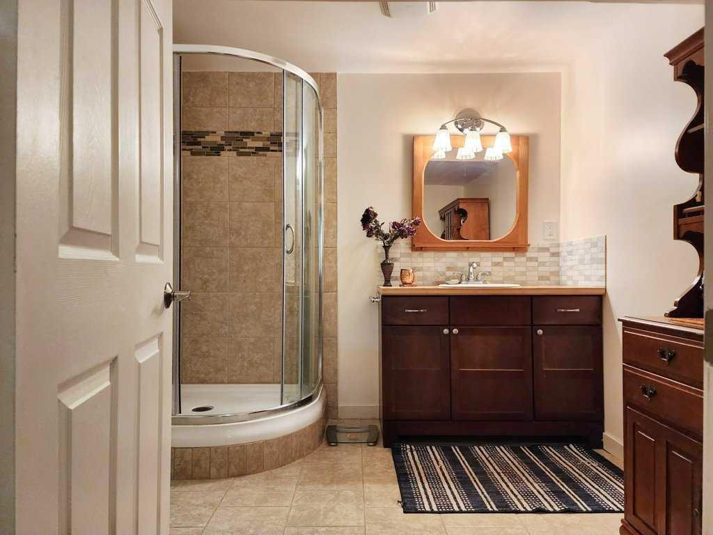 16 Mountview Place, Granum, AB - Indoor Photo Showing Bathroom