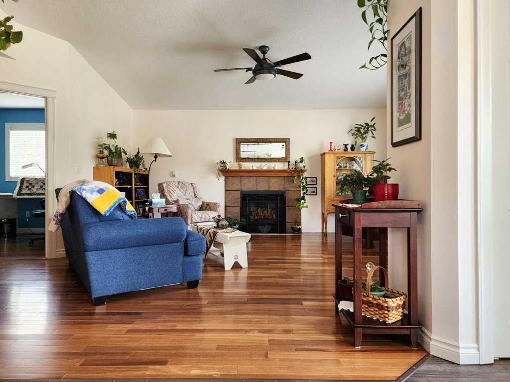 16 Mountview Place, Granum, AB - Indoor Photo Showing Living Room With Fireplace