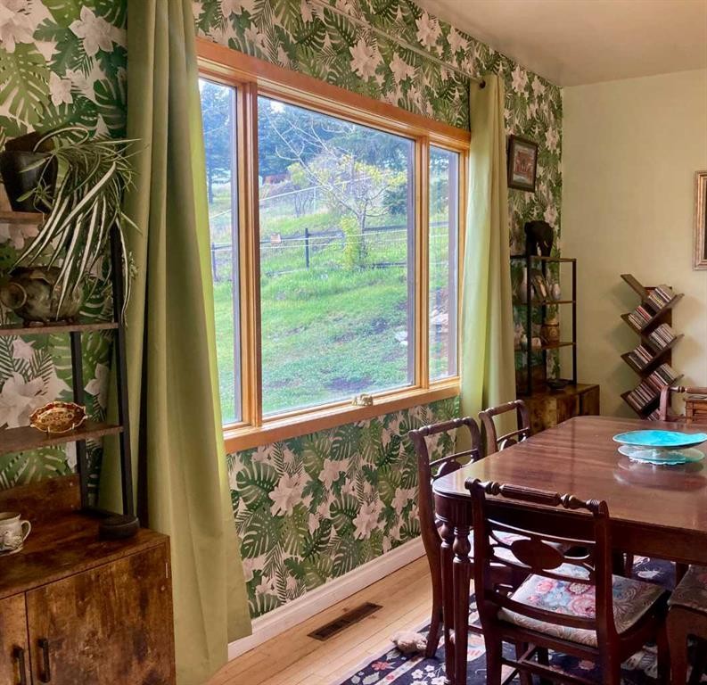 6525 21 Avenue, Coleman, AB - Indoor Photo Showing Dining Room