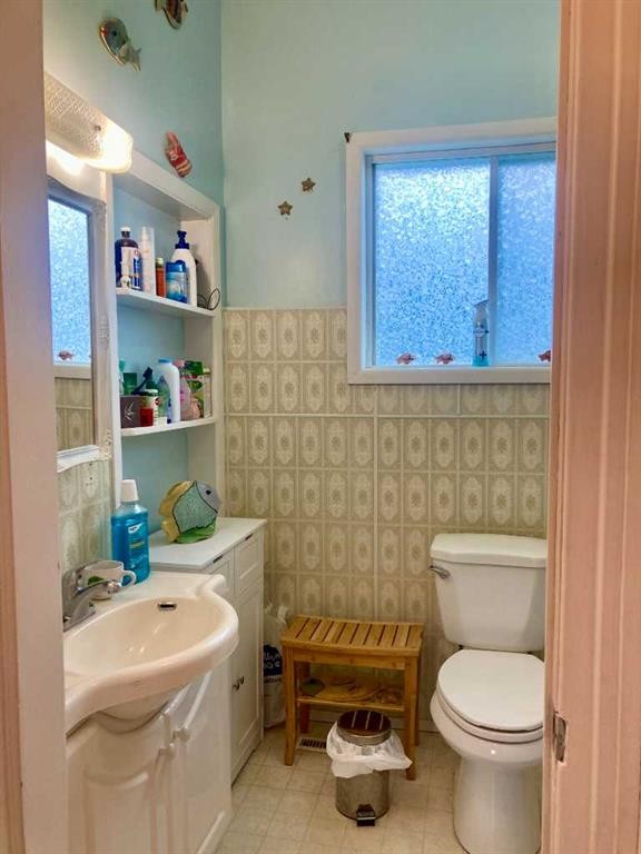 6525 21 Avenue, Coleman, AB - Indoor Photo Showing Bathroom