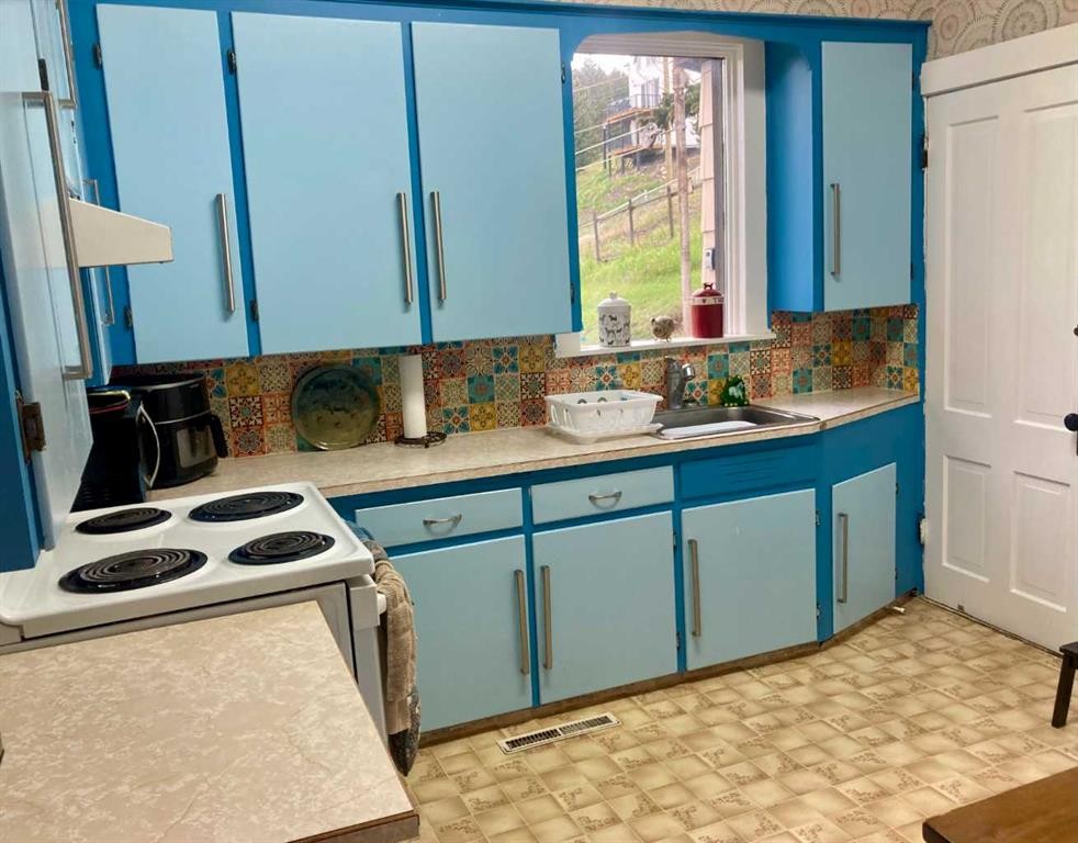 6525 21 Avenue, Coleman, AB - Indoor Photo Showing Kitchen