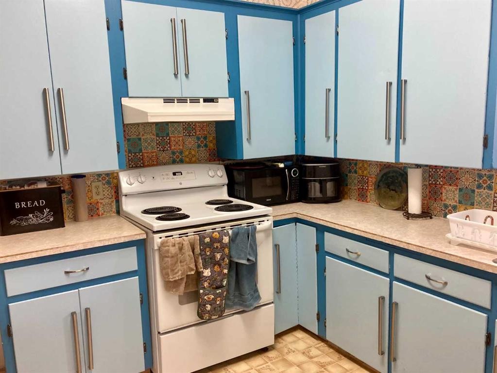 6525 21 Avenue, Coleman, AB - Indoor Photo Showing Kitchen