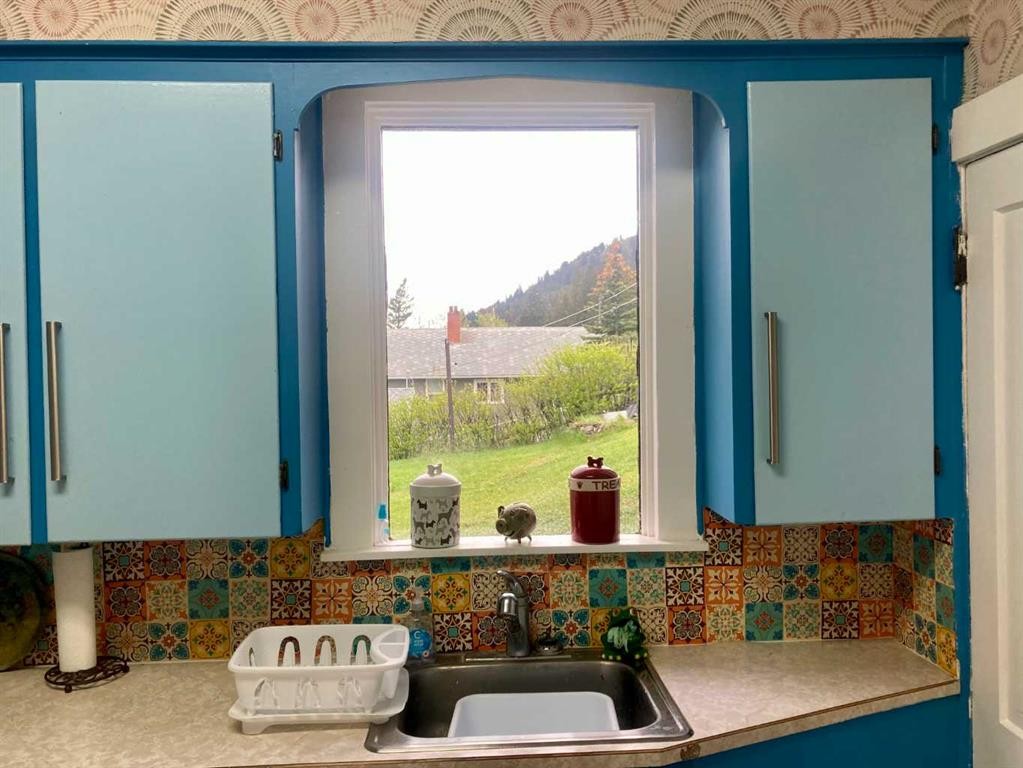 6525 21 Avenue, Coleman, AB - Indoor Photo Showing Bathroom