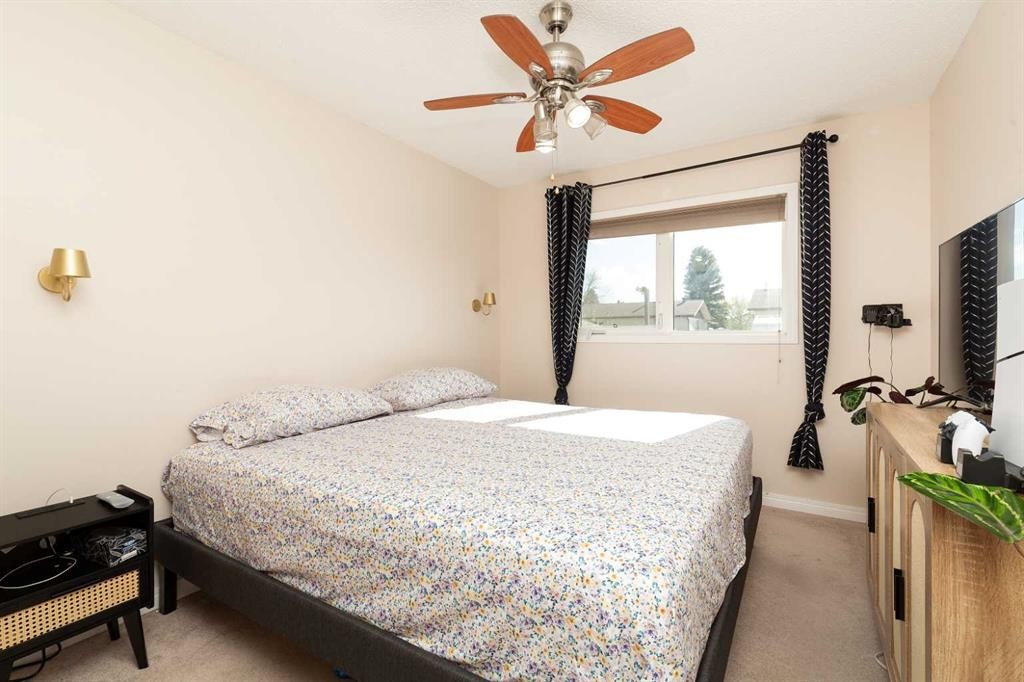 52 Trent Road West, Lethbridge, AB - Indoor Photo Showing Bedroom