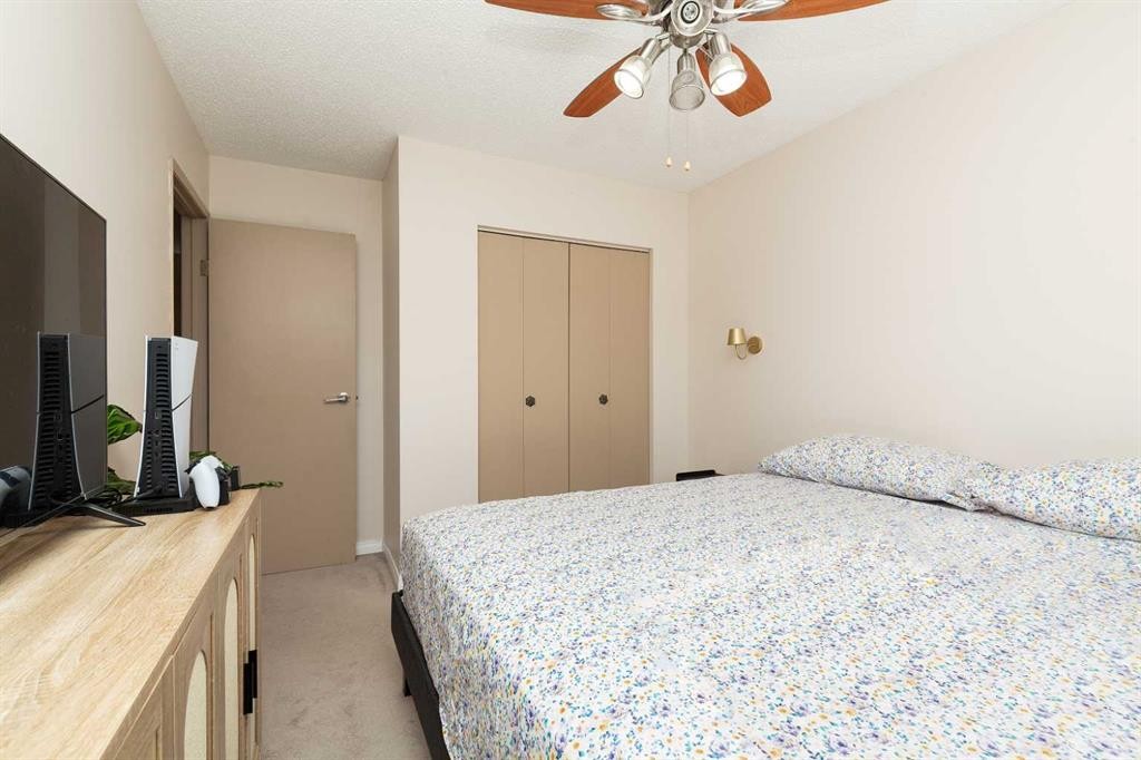 52 Trent Road West, Lethbridge, AB - Indoor Photo Showing Bedroom