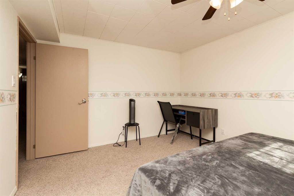 52 Trent Road West, Lethbridge, AB - Indoor Photo Showing Bedroom