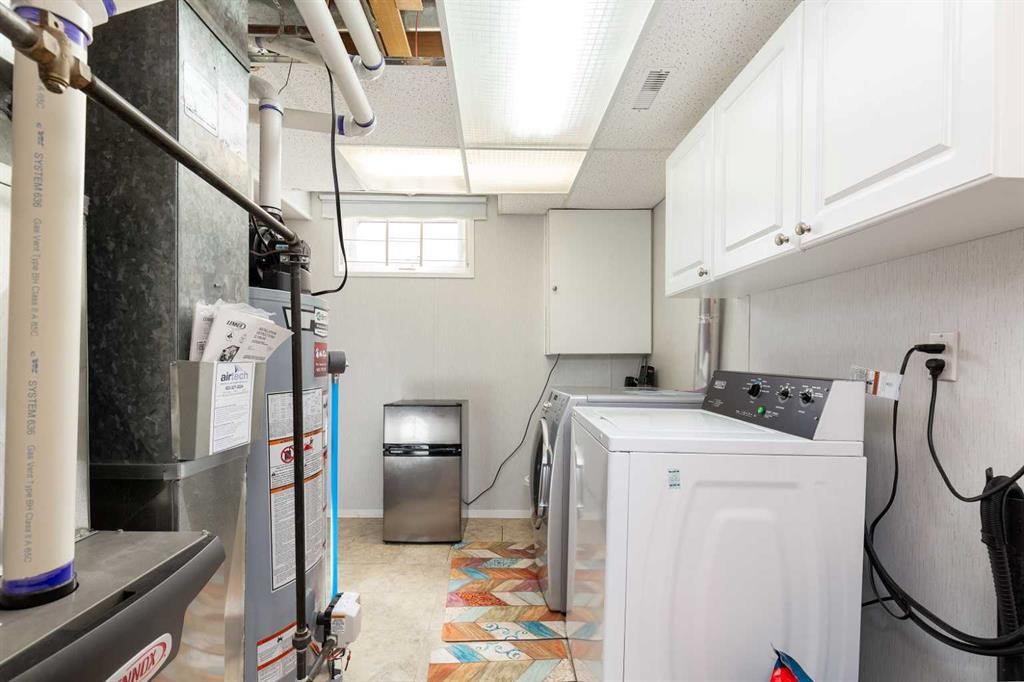 52 Trent Road West, Lethbridge, AB - Indoor Photo Showing Laundry Room