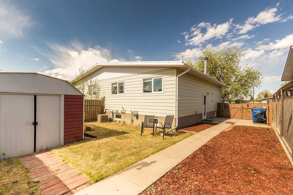 52 Trent Road West, Lethbridge, AB - Outdoor With Exterior