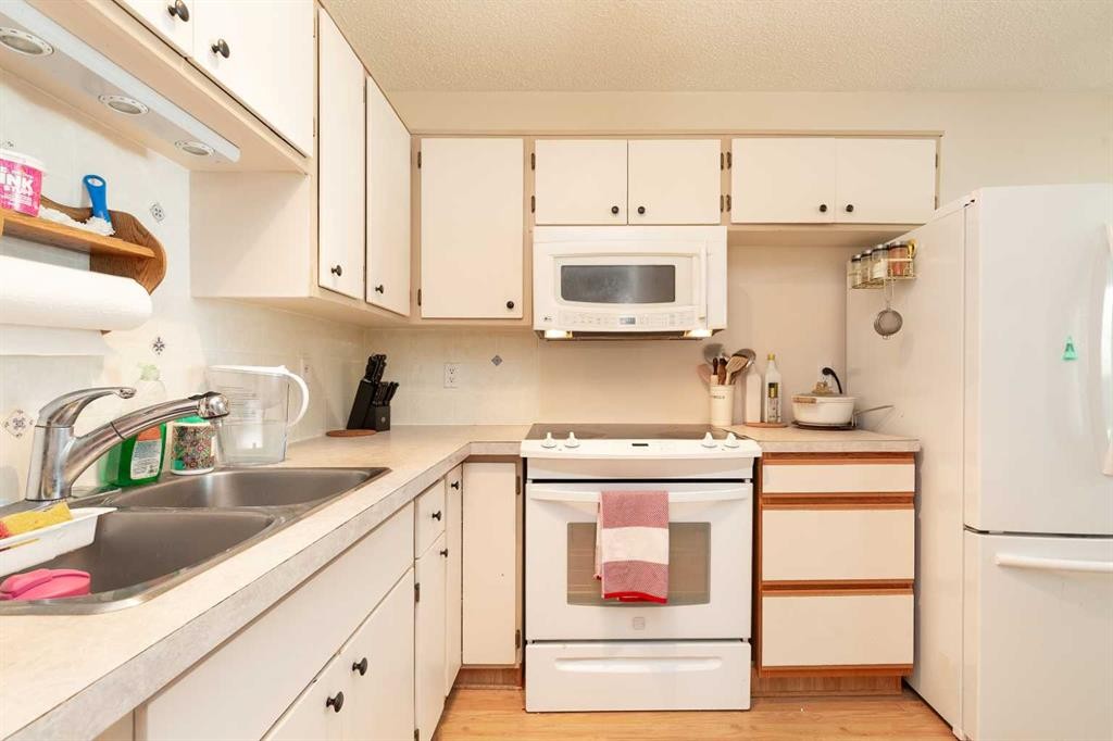 52 Trent Road West, Lethbridge, AB - Indoor Photo Showing Kitchen With Double Sink