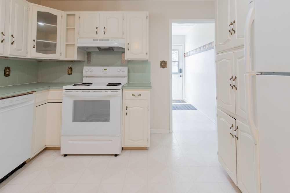67 E 200 S, Raymond, AB - Indoor Photo Showing Kitchen