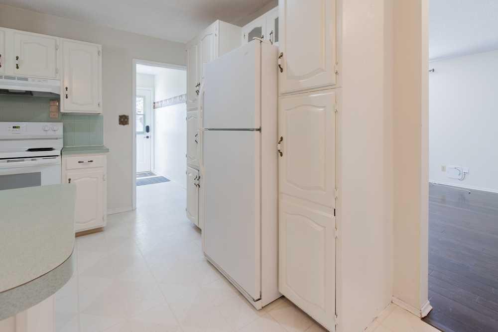 67 E 200 S, Raymond, AB - Indoor Photo Showing Kitchen