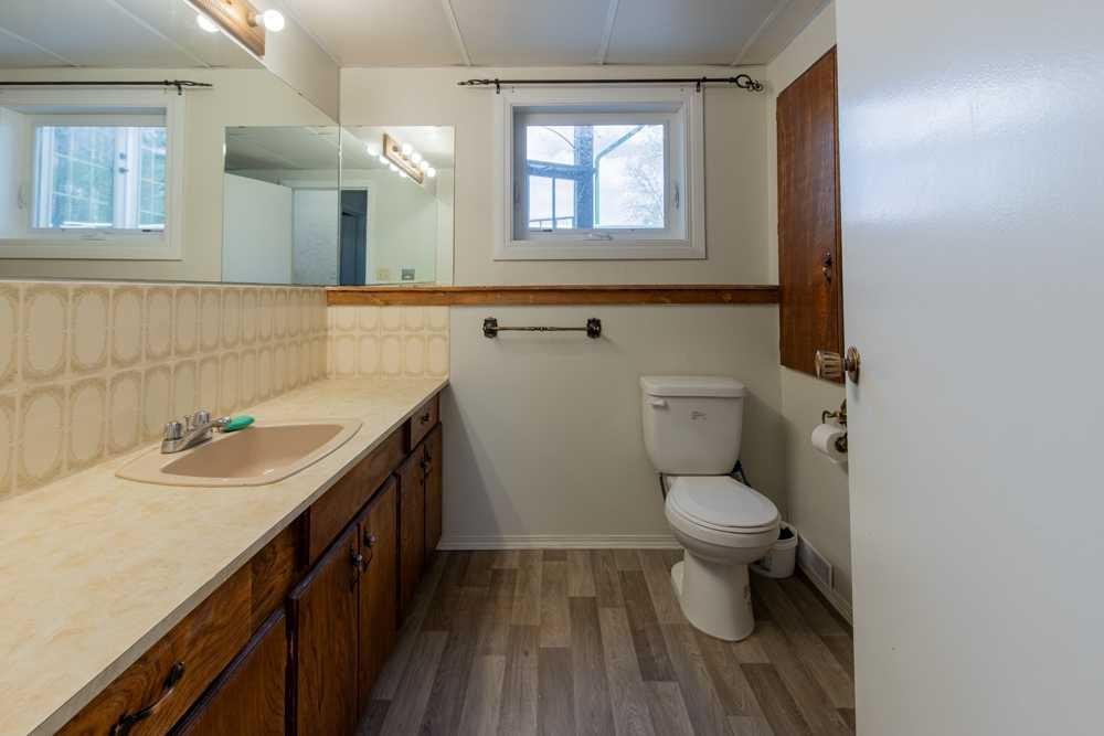67 E 200 S, Raymond, AB - Indoor Photo Showing Bathroom
