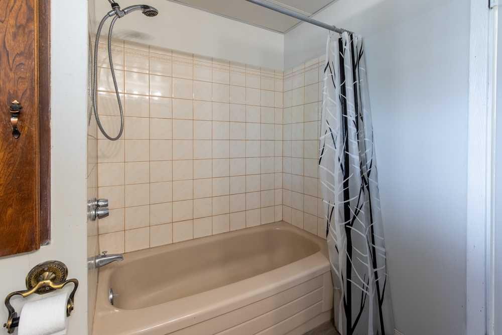 67 E 200 S, Raymond, AB - Indoor Photo Showing Bathroom