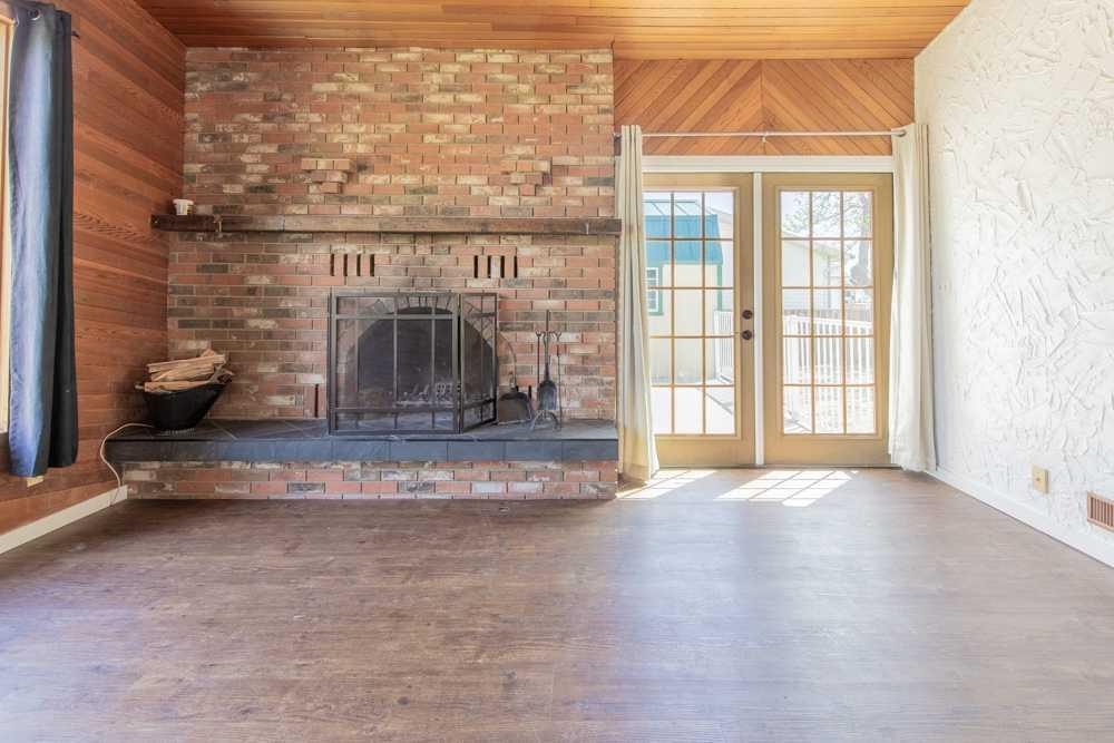 67 E 200 S, Raymond, AB - Indoor Photo Showing Living Room With Fireplace