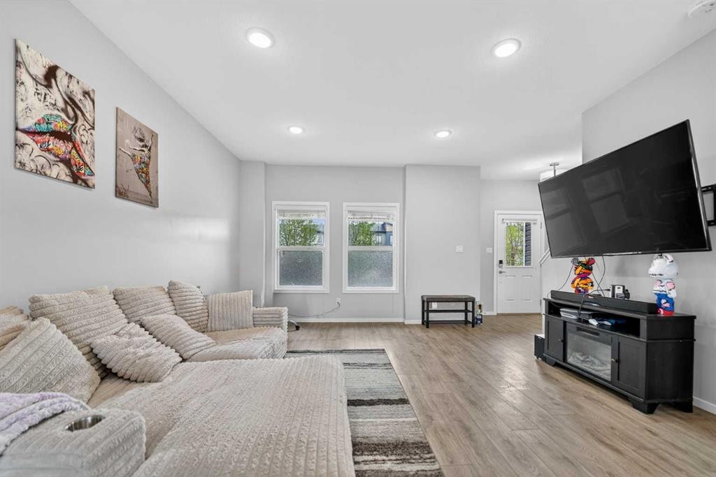 2812 47 Street South, Lethbridge, AB - Indoor Photo Showing Living Room