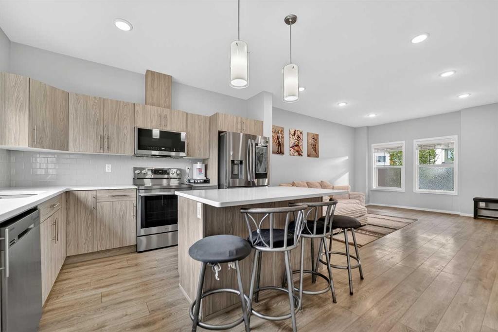 2812 47 Street South, Lethbridge, AB - Indoor Photo Showing Kitchen With Upgraded Kitchen