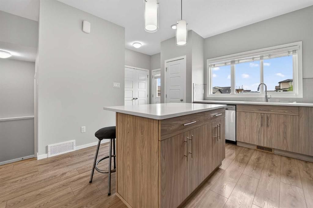 2812 47 Street South, Lethbridge, AB - Indoor Photo Showing Kitchen
