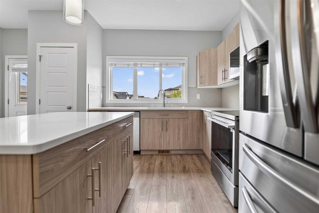 2812 47 Street South, Lethbridge, AB - Indoor Photo Showing Kitchen