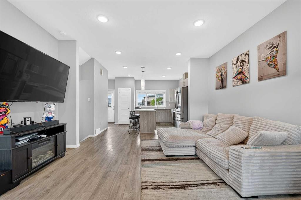 2812 47 Street South, Lethbridge, AB - Indoor Photo Showing Living Room