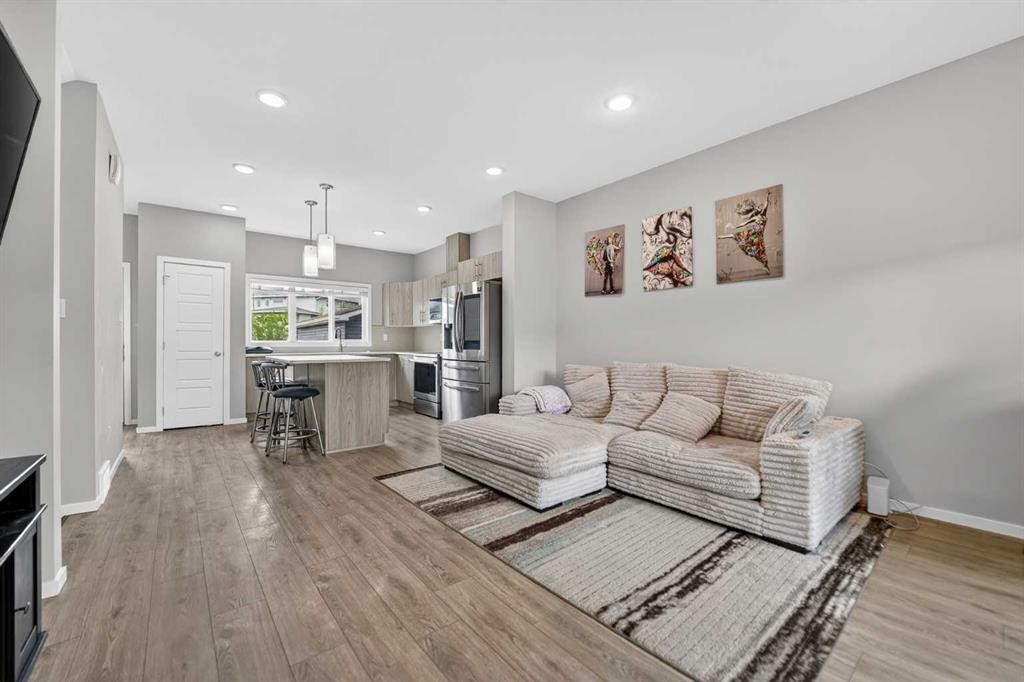 2812 47 Street South, Lethbridge, AB - Indoor Photo Showing Living Room