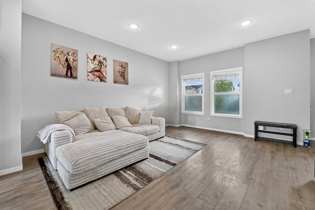 2812 47 Street South, Lethbridge, AB - Indoor Photo Showing Living Room