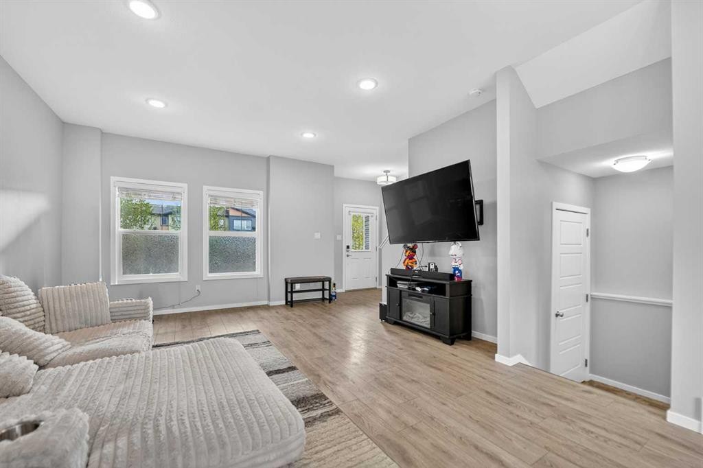 2812 47 Street South, Lethbridge, AB - Indoor Photo Showing Living Room