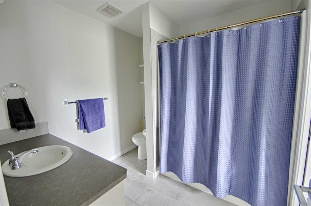 643 Moonlight Lane West, Lethbridge, AB - Indoor Photo Showing Bathroom