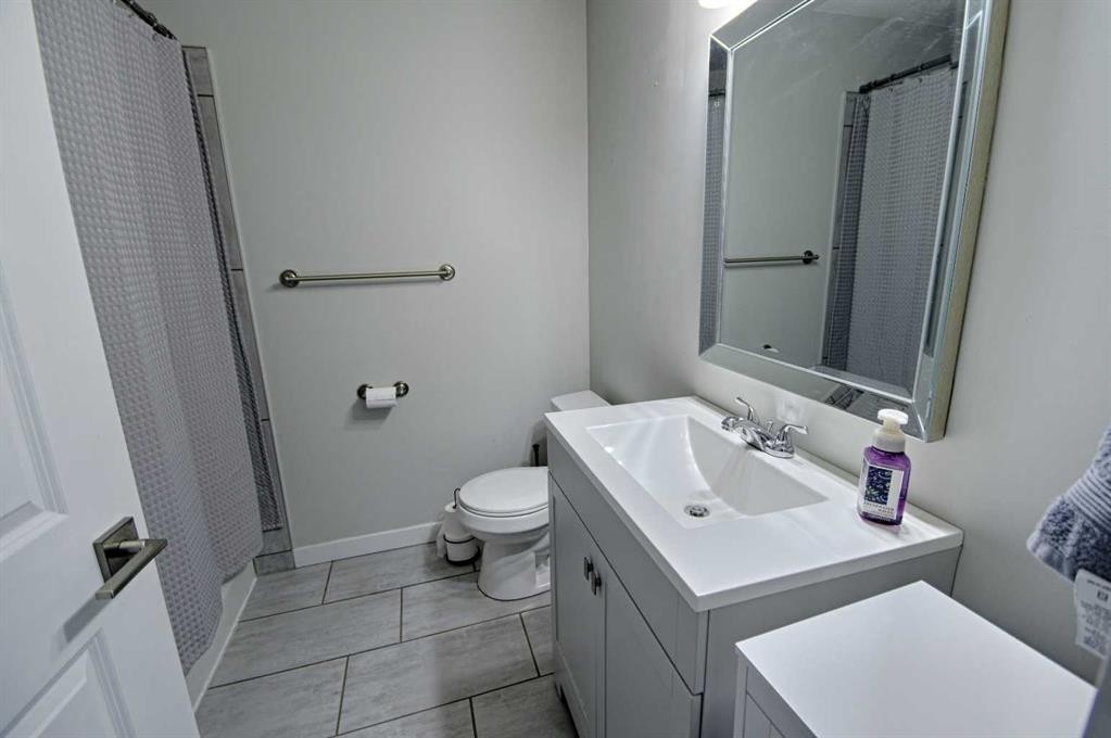 643 Moonlight Lane West, Lethbridge, AB - Indoor Photo Showing Bathroom