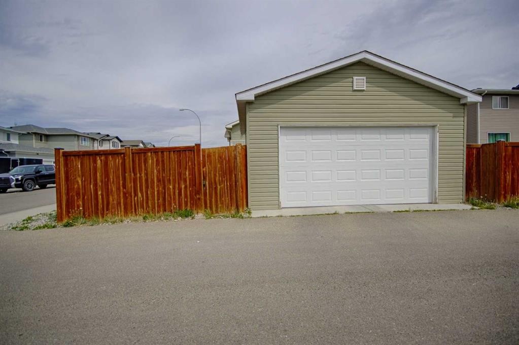 643 Moonlight Lane West, Lethbridge, AB - Outdoor