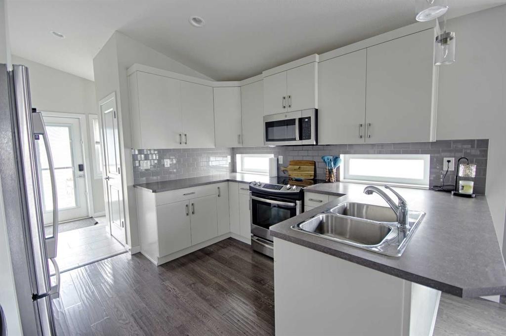 643 Moonlight Lane West, Lethbridge, AB - Indoor Photo Showing Kitchen With Double Sink
