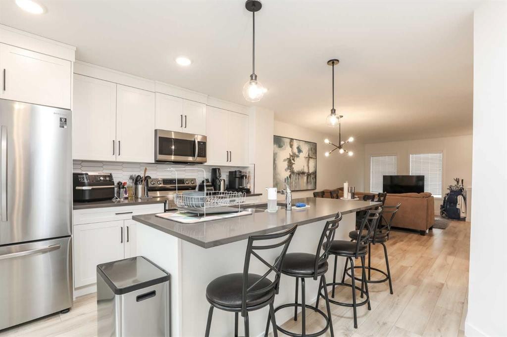 1508-210 Firelight Way West, Lethbridge, AB - Indoor Photo Showing Kitchen With Upgraded Kitchen
