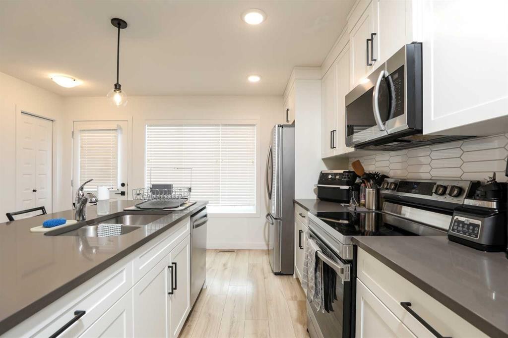 1508-210 Firelight Way West, Lethbridge, AB - Indoor Photo Showing Kitchen With Double Sink With Upgraded Kitchen
