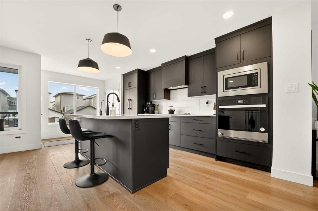 1048 Coalbrook Gate West, Lethbridge, AB - Indoor Photo Showing Kitchen With Upgraded Kitchen