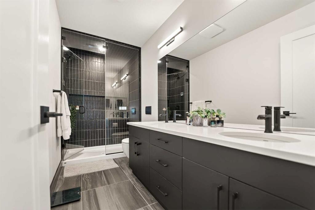 1048 Coalbrook Gate West, Lethbridge, AB - Indoor Photo Showing Bathroom