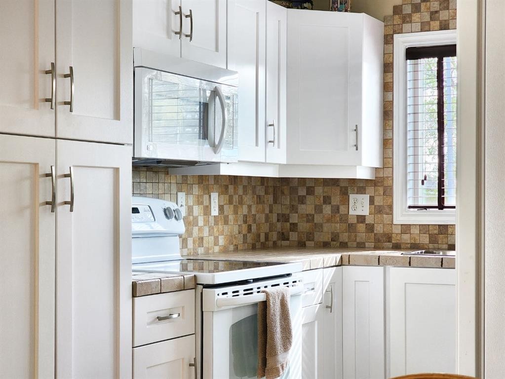 18 Willow Road, Claresholm, AB - Indoor Photo Showing Kitchen