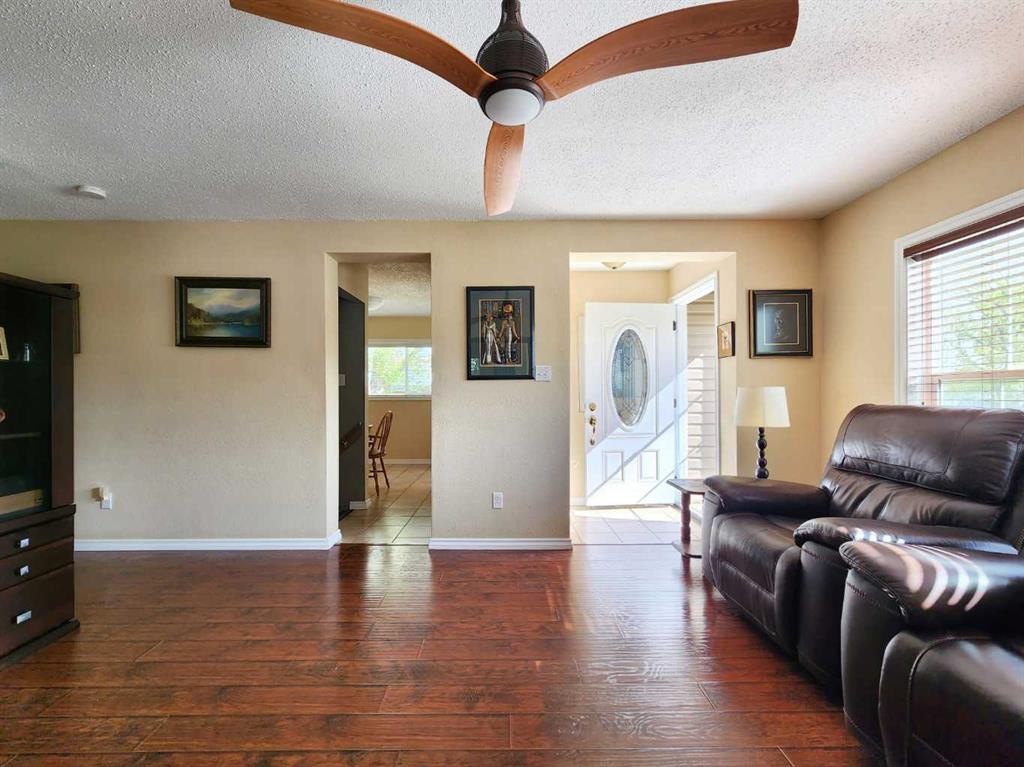 18 Willow Road, Claresholm, AB - Indoor Photo Showing Living Room