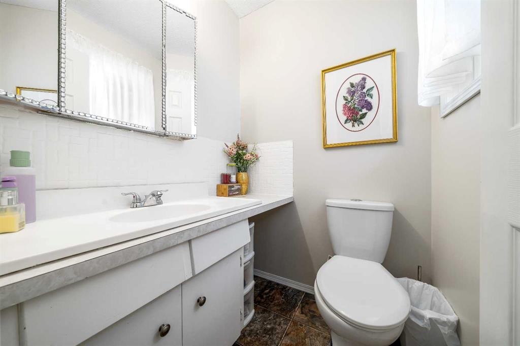 4734 60 Avenue, Taber, AB - Indoor Photo Showing Bathroom