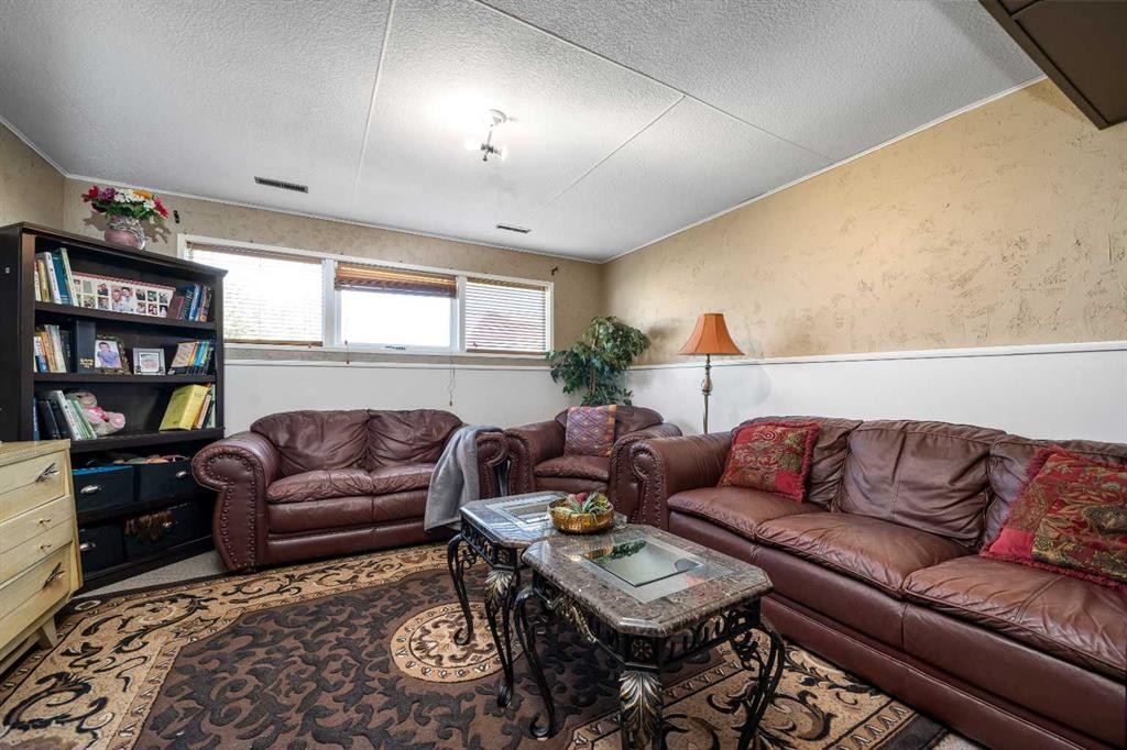 4734 60 Avenue, Taber, AB - Indoor Photo Showing Living Room