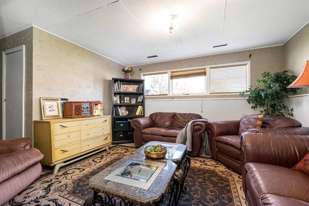 4734 60 Avenue, Taber, AB - Indoor Photo Showing Living Room
