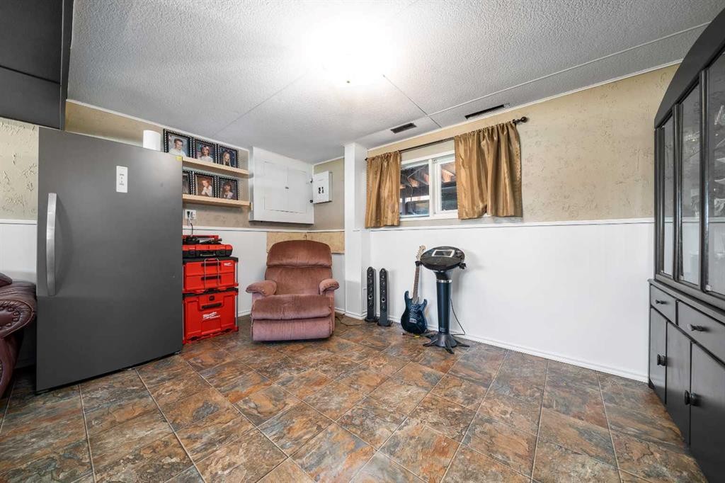 4734 60 Avenue, Taber, AB - Indoor