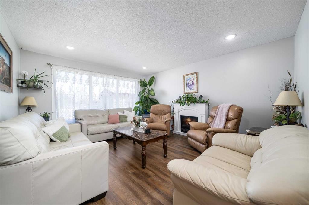 4734 60 Avenue, Taber, AB - Indoor Photo Showing Living Room