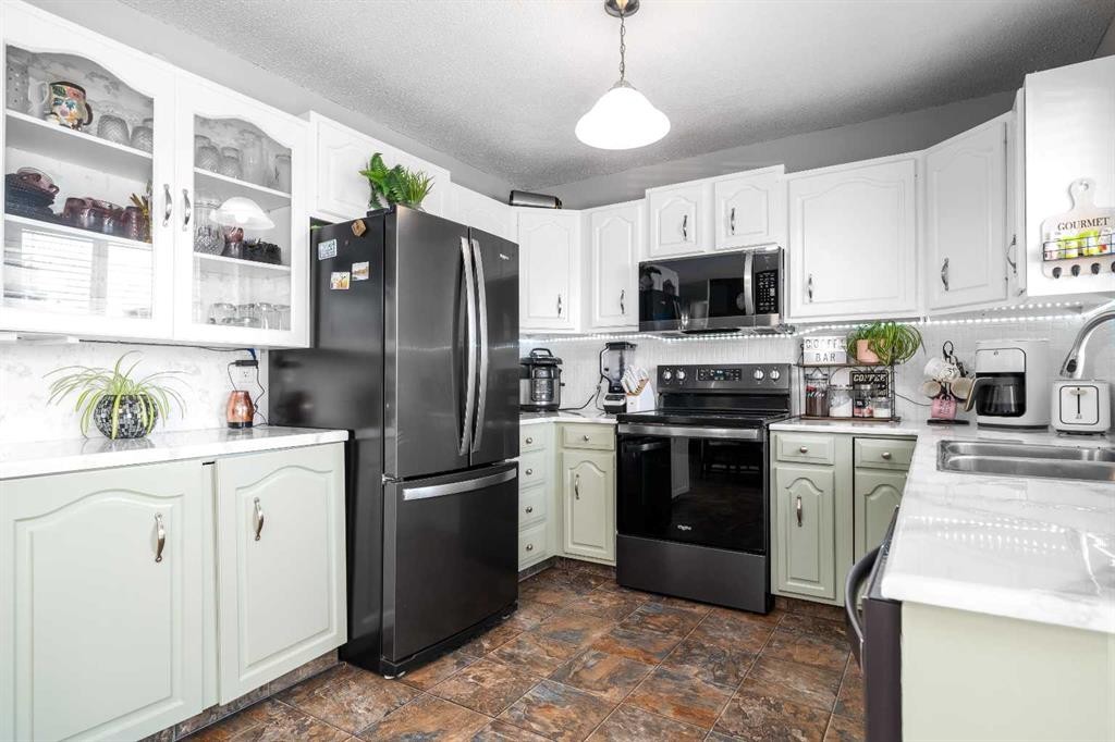 4734 60 Avenue, Taber, AB - Indoor Photo Showing Kitchen With Double Sink