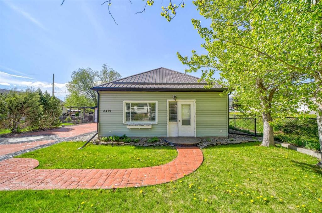 2401 210 Street, Bellevue, AB - Outdoor