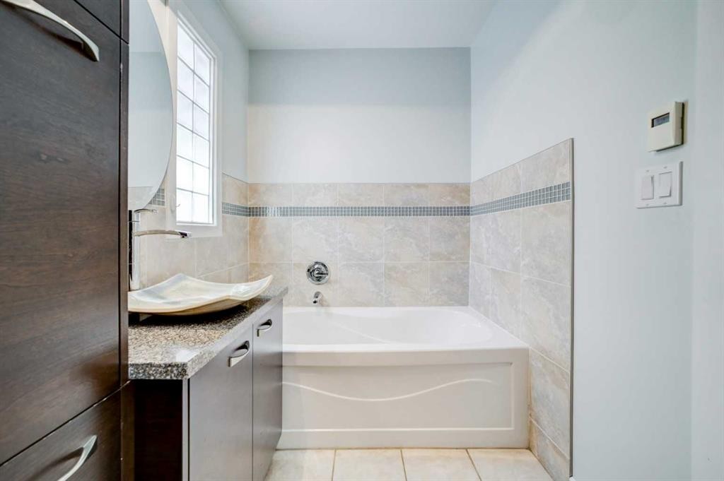 2401 210 Street, Bellevue, AB - Indoor Photo Showing Bathroom
