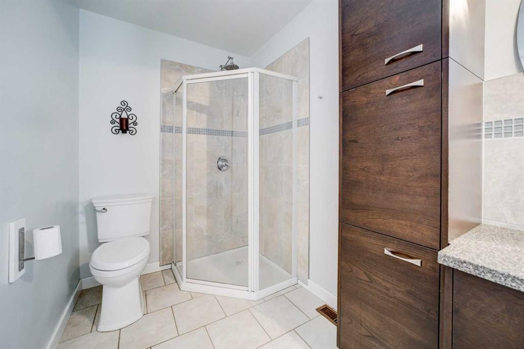 2401 210 Street, Bellevue, AB - Indoor Photo Showing Bathroom