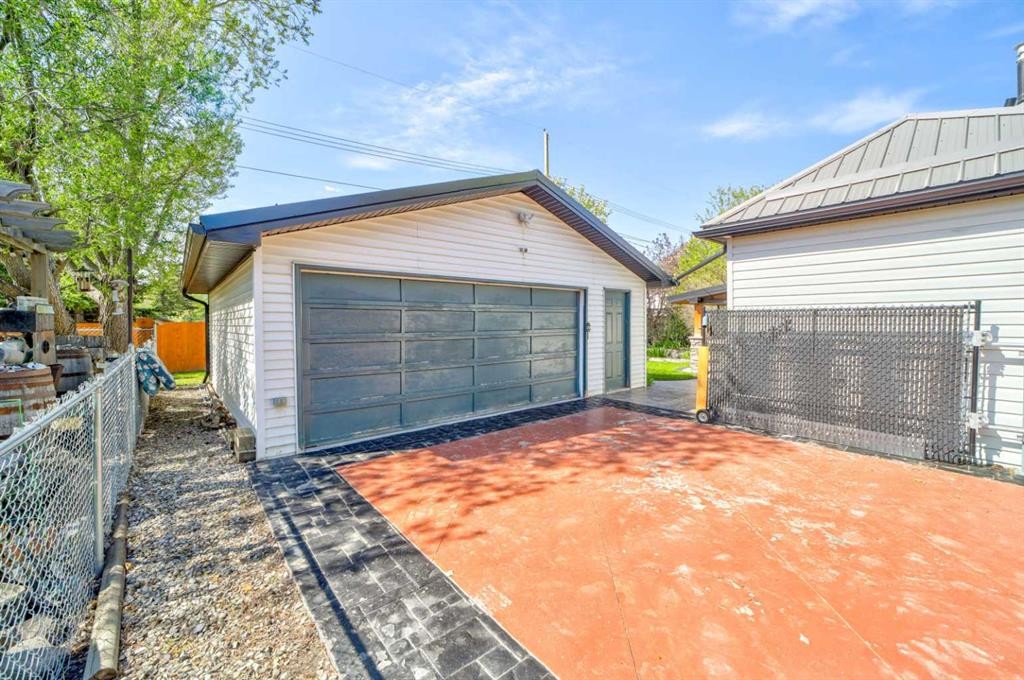 2401 210 Street, Bellevue, AB - Outdoor With Exterior