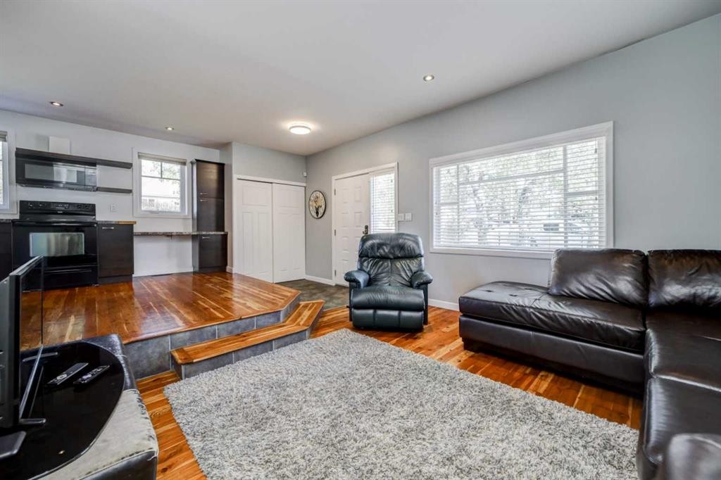 2401 210 Street, Bellevue, AB - Indoor Photo Showing Living Room